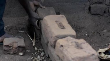 Dedza, Malawi 'de, 19 Aralık 2020' de, kimliği belirsiz genç bir adam tuğla duvar inşa ediyor.
