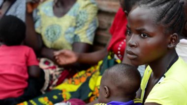 Tanımlanamayan kadınlar çocuklarının ağırlığının Nanjiri 'de ölçülmesini bekliyorlar, Lilongwe, Malawi, 19 Aralık 2020