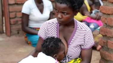 Kimliği belirsiz bir kadın, 19 Aralık 2020 'de Lilongwe, Malawi' deki Nanjiri 'de bebek emziriyor.