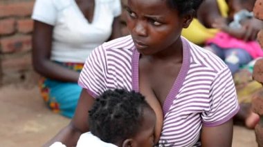 Kimliği belirsiz bir kadın, 19 Aralık 2020 'de Lilongwe, Malawi' deki Nanjiri 'de bebek emziriyor.
