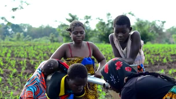 Mulheres Crianças Não Identificadas Poço Dedza Malawi Dezembro 2020 — Vídeo de Stock