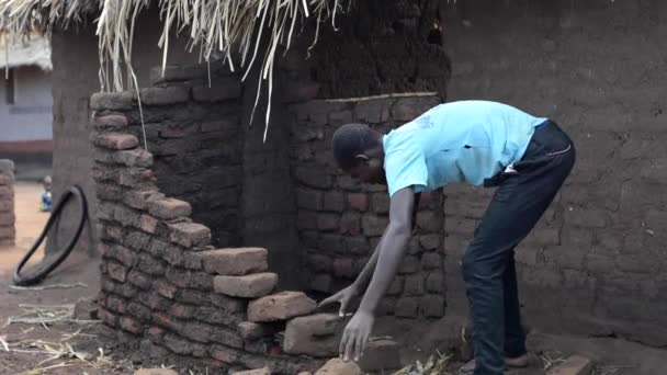 Неизвестный Молодой Человек Строит Кирпичную Стену Дедзе Малави Декабря 2020 — стоковое видео