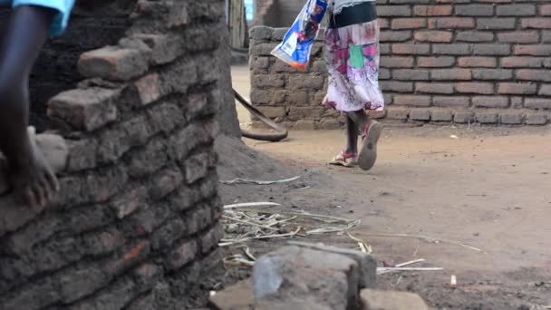 Dedza Malawi Aralık 2020 Kimliği Belirsiz Genç Bir Adam Tuğla — Stok video