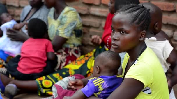 Niezidentyfikowane Kobiety Czekające Pomiar Wagi Swoich Dzieci Nanjiri Obrzeżach Lilongwe — Wideo stockowe