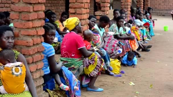 Niezidentyfikowane Kobiety Czekające Pomiar Wagi Swoich Dzieci Nanjiri Obrzeżach Lilongwe — Wideo stockowe