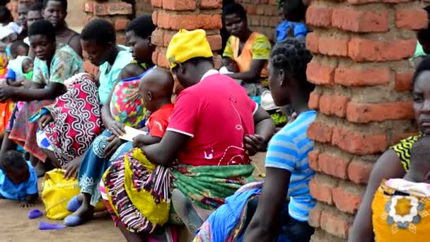 Ismeretlen Nők Akik Arra Várnak Hogy Gyermekeik Súlyát Megmérjék Nanjiriben — Stock videók