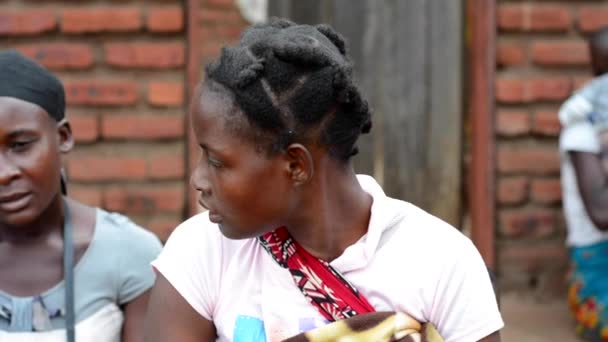 Femeile Neidentificate Care Așteaptă Greutatea Copiilor Lor Fie Măsurată Nanjiri — Videoclip de stoc