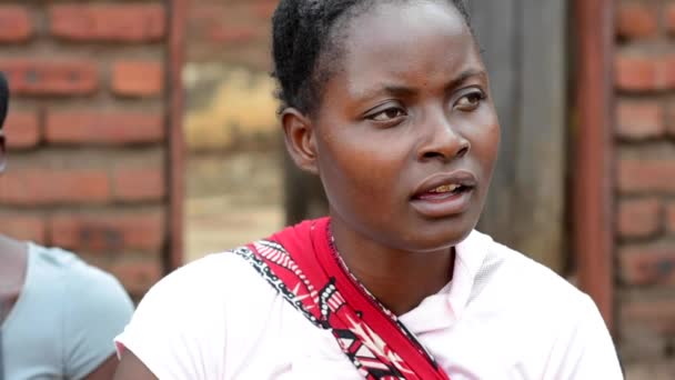 Невідомі Жінки Чекають Вагу Своїх Дітей Нандзірі Передмісті Лілонгве Малаві — стокове відео