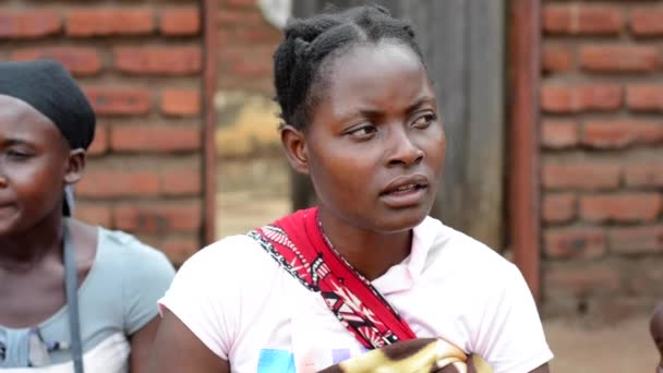Ismeretlen Nők Akik Arra Várnak Hogy Gyermekeik Súlyát Megmérjék Nanjiriben — Stock videók