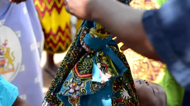 Oidentifierade Personer Som Mäter Vikten Barn Nanjiri Utkanten Lilongwe Malawi — Stockvideo