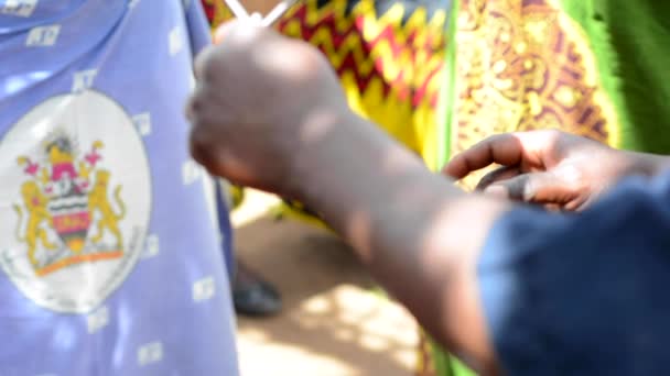 Ismeretlen Személyek Akik Gyermekek Súlyát Mérik Nanjiriben Lilongwe Külvárosában Malawiban — Stock videók