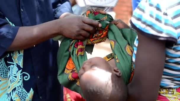 Невідомі Люди Які Вимірюють Вагу Дітей Нандзірі Околиці Лілонгве Малаві — стокове відео
