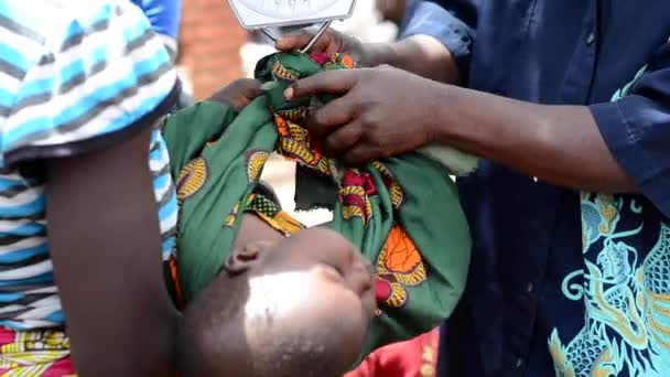 Personas Identificadas Que Miden Peso Los Niños Nanjiri Las Afueras — Vídeo de stock