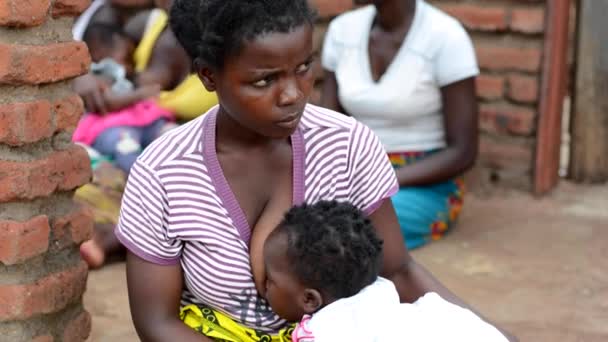 Mujer Identificada Amamantando Bebé Nanjiri Las Afueras Lilongwe Malawi Diciembre — Vídeo de stock