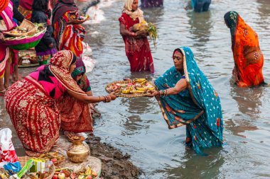 Hindistan 'ın Bihar Eyaleti Raxaul şehrinde 8 Kasım 2013' te düzenlenen Chhas Hindu dini festivalinde kimliği belirsiz Hintli insanlar
