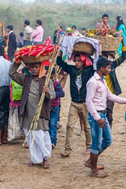 Hindistan 'ın Bihar Eyaleti Raxaul şehrinde 8 Kasım 2013' te düzenlenen Chhas Hindu dini festivalinde kimliği belirsiz Hintli insanlar