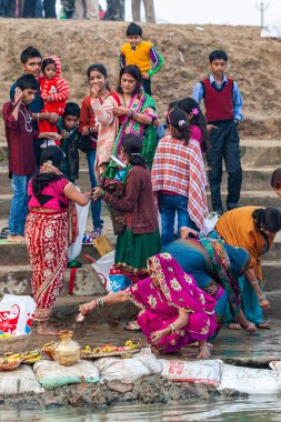 Hindistan 'ın Bihar Eyaleti Raxaul şehrinde 8 Kasım 2013' te düzenlenen Chhas Hindu dini festivalinde kimliği belirsiz Hintli insanlar