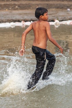 RAXAUL, INDIA - NOV 9: 9 Kasım 2013 'te Hindistan' ın Bihar eyaletinin Raxaul kentinde düzenlenen Hindu Chhas festivalinde oynayan kimliği belirsiz Hintli çocuk.
