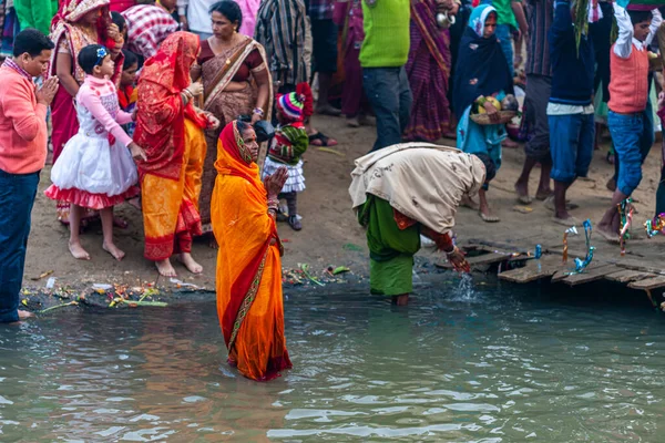 インド ビハール州ラクソールで2013年11月8日に開催されたヒンドゥ教の宗教祭の祝賀会における未確認のインド人 — ストック写真