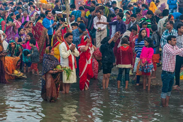 インド ビハール州ラクソールで2013年11月8日に開催されたヒンドゥ教の宗教祭の祝賀会における未確認のインド人 — ストック写真