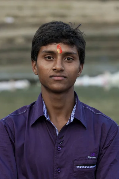 2013年11月8日在印度比哈尔邦拉索举行的Chhas 印度教宗教节日 庆祝活动上身份不明的印度男孩 — 图库照片