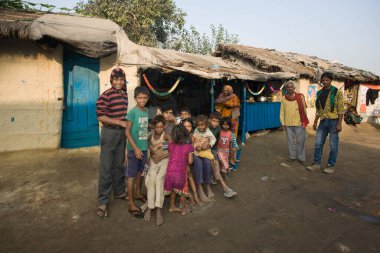 RAXAUL, INDIA: Tanımlanamayan Hintli çocuklar Kasım 2013 'te Raxaul, Bihar, Hindistan' da