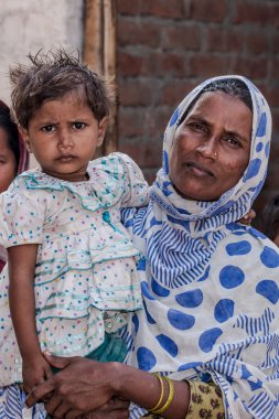 RAXAUL, INDIA - 14 NOV: 14 Kasım 2013 'te Hindistan' ın Bihar eyaletinde, Raxaul şehrinde çocuğuyla tanımlanamayan Hintli kadın.