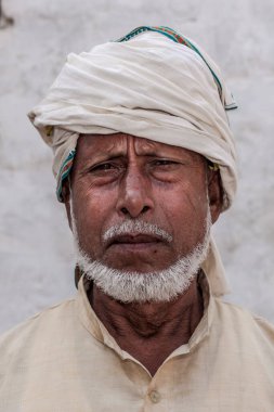 RAXAUL, INDIA: Raxaul, Bihar State, Hindistan 'da tanımlanamayan Hintli adam, Kasım 2013