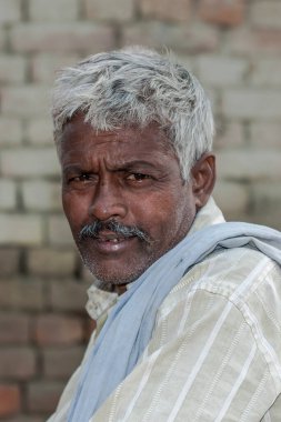 RAXAUL, INDIA: Raxaul, Bihar State, Hindistan 'da tanımlanamayan Hintli adam, Kasım 2013