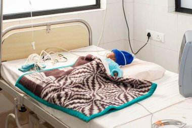 Raxaul, Bihar Eyaleti, Hindistan 'daki bir kırsal hastanede kimliği belirsiz bebekler. Kasım 2013.