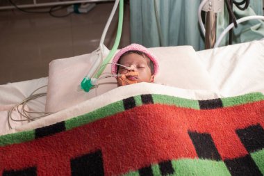 Raxaul, Bihar Eyaleti, Hindistan 'daki bir kırsal hastanede kimliği belirsiz bebekler. Kasım 2013.