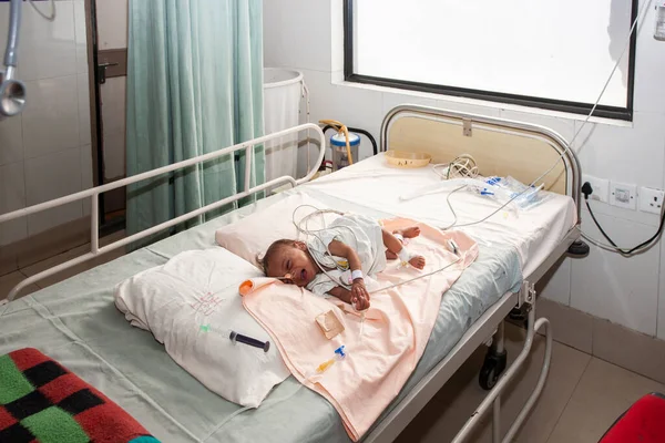 2013年11月頃インドビハール州ラクソールの農村部の病院で確認されていない赤ちゃん — ストック写真
