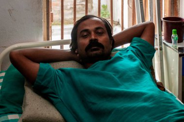 Sundarpur, Hindistan - 2013: Hindistan 'ın Bihar eyaletindeki yerel bir cüzzamlı hastanesinde kimliği belirsiz Hintli cüzzamlı hasta