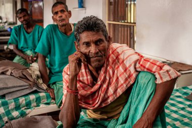 Sundarpur, Hindistan - Kasım 2013: Sundarpur, Bihar State, Hindistan 'da yerel bir cüzzam hastanesinde kimliği belirsiz Hintli cüzzamlı hastalar