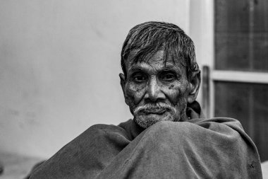 RAXAUL, INDIA: Raxaul, Bihar State, Hindistan 'da tanımlanamayan Hintli adam, Kasım 2013