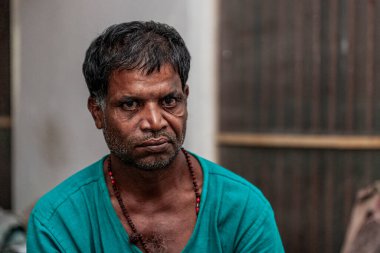 RAXAUL, INDIA: Raxaul, Bihar State, Hindistan 'da tanımlanamayan Hintli adam, Kasım 2013