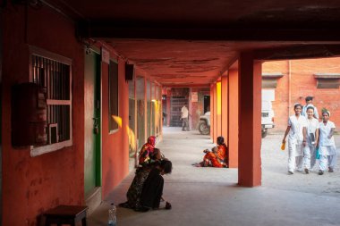 RAXAUL, INDIA - OCT 24: Raxaul, Bihar State, Hindistan 'da 24 Ekim 2011 tarihinde yerel bir hastanede kimliği belirsiz Hintli insanlar. Bihar Hindistan 'ın en fakir eyaletlerinden biridir. Kişi başına düşen gelir 300 dolar..