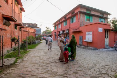 RAXAUL, INDIA - OCT 24: Raxaul, Bihar State, Hindistan 'da 24 Ekim 2011 tarihinde yerel bir hastanede kimliği belirsiz Hintli insanlar. Bihar Hindistan 'ın en fakir eyaletlerinden biridir. Kişi başına düşen gelir 300 dolar..