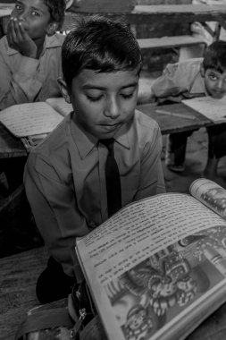 RAXAUL, INDIA: Yerel bir okulda tanımlanamayan Hintli çocuklar, Kasım 2013 'te Raxaul, Bihar, Hindistan' da