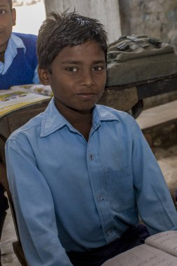 RAXAUL, INDIA: Yerel bir okulda tanımlanamayan Hintli çocuklar, Kasım 2013 'te Raxaul, Bihar, Hindistan' da