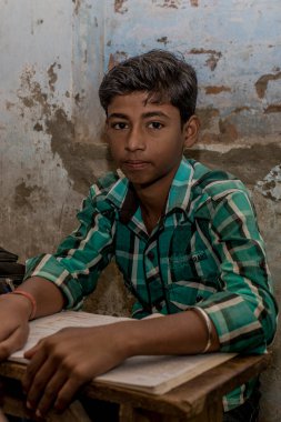 RAXAUL, INDIA: Yerel bir okulda tanımlanamayan Hintli çocuk, Kasım 2013 'te Raxaul, Bihar, Hindistan' da