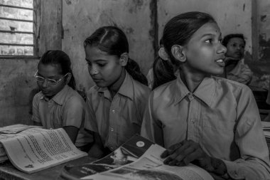 RAXAUL, INDIA: Yerel bir okulda tanımlanamayan Hintli çocuklar, Kasım 2013 'te Raxaul, Bihar, Hindistan' da