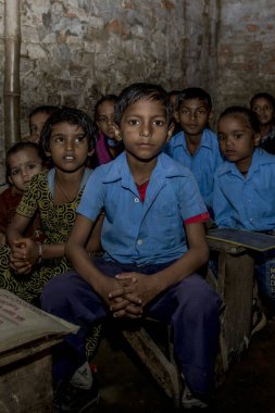 RAXAUL, INDIA: Yerel bir okulda tanımlanamayan Hintli çocuklar, Kasım 2013 'te Raxaul, Bihar, Hindistan' da