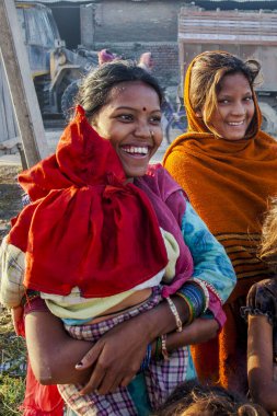 RAXAUL, INDIA: Çocuklu tanımlanamayan Hintli kadınlar, Kasım 2013 'te Raxaul, Bihar State, Hindistan' da.