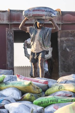 Hindistan 'ın Bihar eyaletindeki fakir bir Hint kasabası olan Raxaul tren istasyonundaki işçiler Kasım 2013 dolaylarında