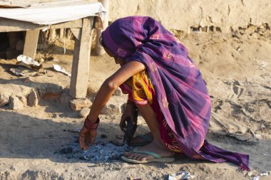 RAXAUL, INDIA: Raxaul, Bihar State, Hindistan 'da tanımlanamayan Hintli kadın, Kasım 2013