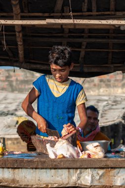 RAXAUL, INDIA: Kimliği belirsiz Hintli çocuk sokaklarda et satıyor, Kasım 2013 'te Raxaul, Bihar, Hindistan' da.