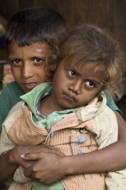 RAXAUL, INDIA: Tanımlanamayan Hintli çocuklar Kasım 2013 'te Raxaul, Bihar, Hindistan' da