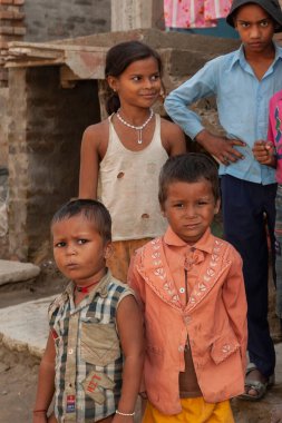 RAXAUL, INDIA: Tanımlanamayan Hintli çocuklar Kasım 2013 'te Raxaul, Bihar, Hindistan' da