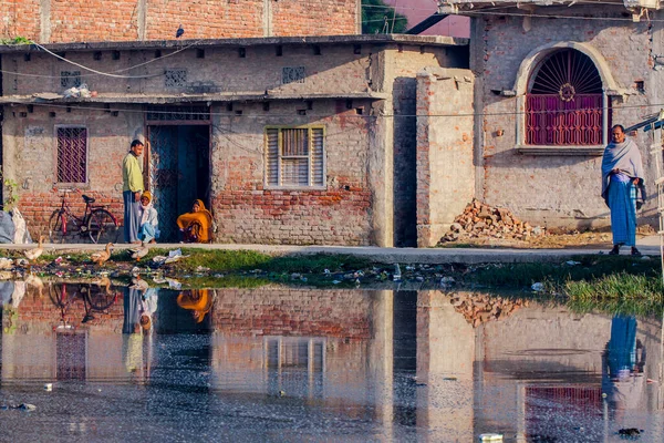 インドのビハール州の貧しいインドの町ラクソールの家は 2013年11月頃 ビハール州はインドで最も貧しい州の一つです — ストック写真